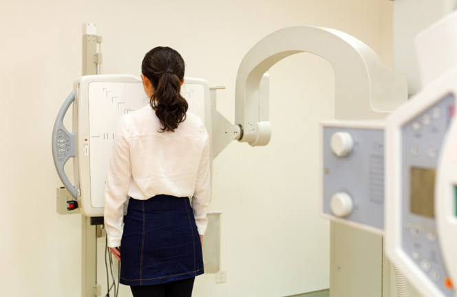 Yêu cầu bệnh nhân nữ cởi trần chụp X-quang, bác sỹ bị đình chỉ công việc