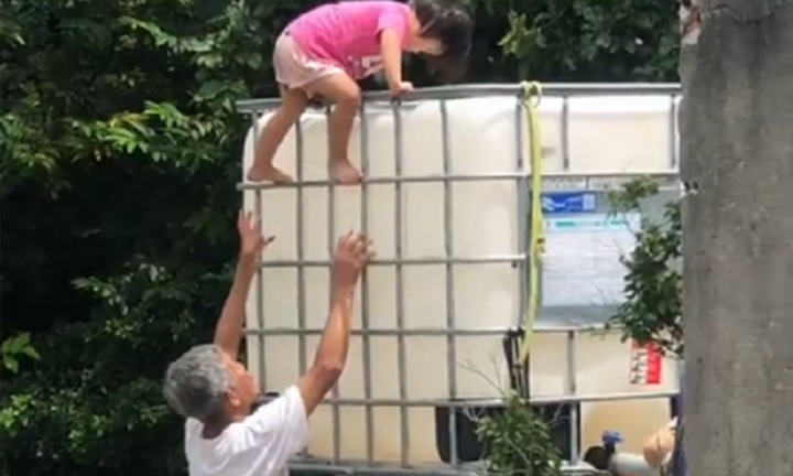 Khoảnh khắc 'tiểu công chúa' tạo bất ngờ cho cả nhà: Đẻ con gái kể cũng 'nhàn'