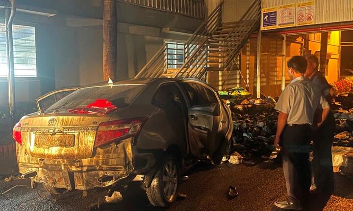 Nghi mâu thuẫn với vợ, chồng lao ô tô vào công ty khiến nhiều người bị thương