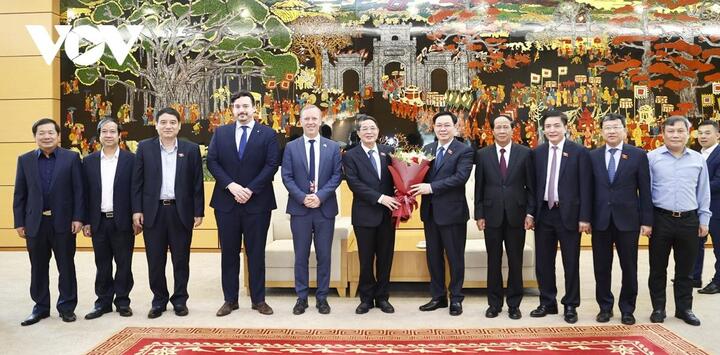 Chủ tịch Quốc hội Vương Đình Huệ rời Hà Nội thăm chính thức Hungary