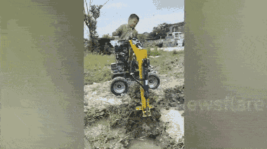 Video: Cậu bé gần 3 tuổi lái máy xúc mini siêu đẳng