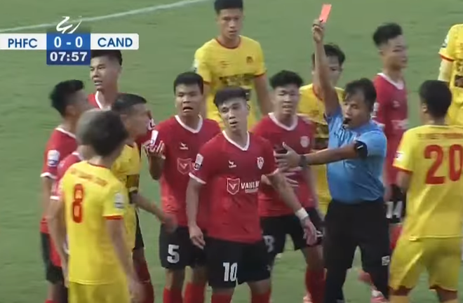 Lê Văn Đô nhận thẻ đỏ trực tiếp ở giải hạng Nhất 