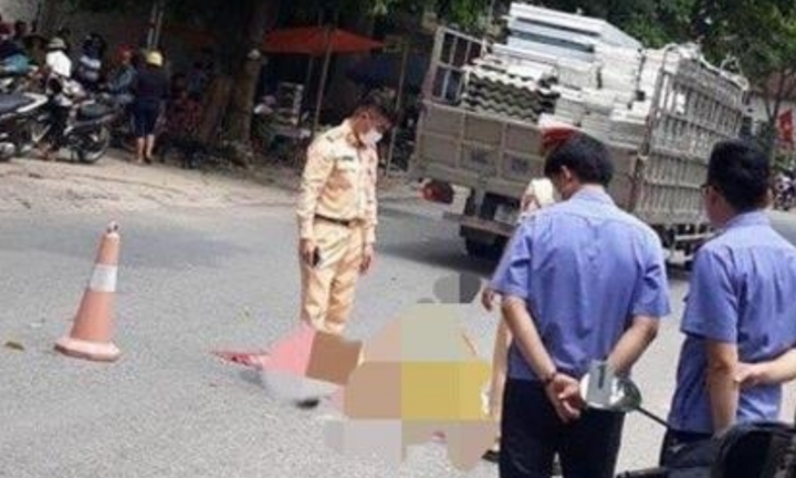 Đứng ven đường, bé trai bị xe tải cuốn vào gầm chết thương tâm