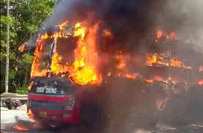 Xe khách giường nằm cháy rụi trên đại lộ Thăng Long ở Hà Nội