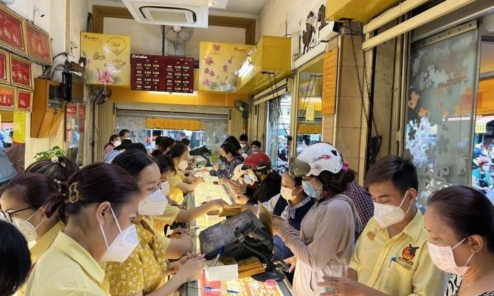 Vàng liên tục giảm giá: Ôm nhiều vàng hoang mang, cầm nhiều tiền khó ngủ