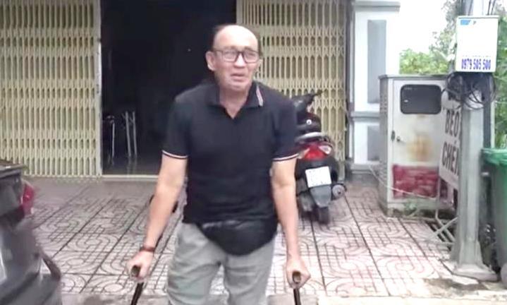 Danh hài Duy Phương gặp tai nạn giao thông phải chống nạng để di chuyển