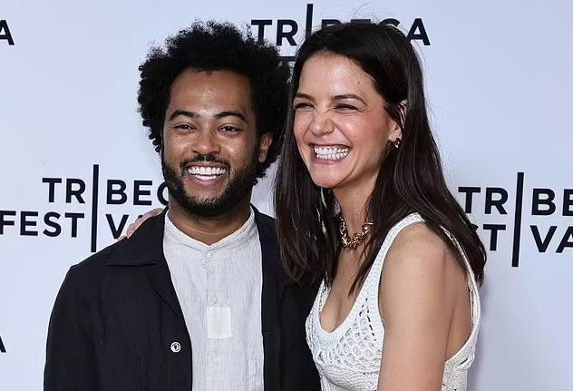 Vợ cũ Tom Cruise đính hôn với trai trẻ kém 11 tuổi, con gái Suri ủng hộ