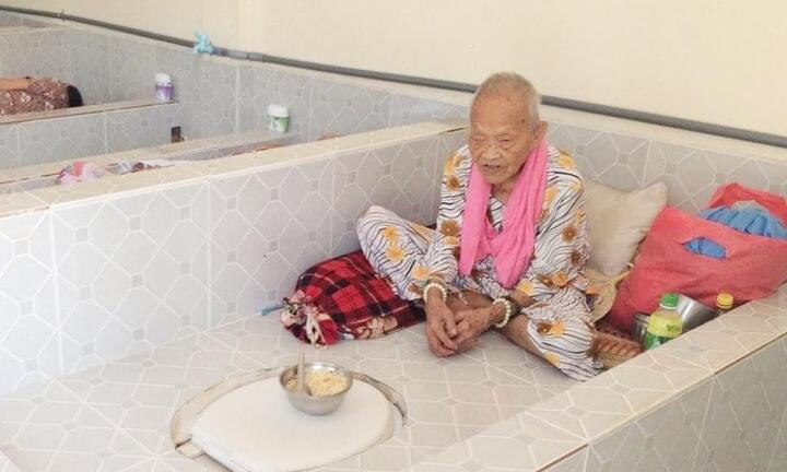 Sự thật về tấm ảnh 'Trung tâm CTXH Vĩnh Long để cụ bà ngủ giường gắn bồn cầu'