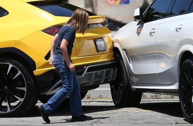Lái thử siêu xe, con trai 10 tuổi của Ben Affleck gây tai nạn