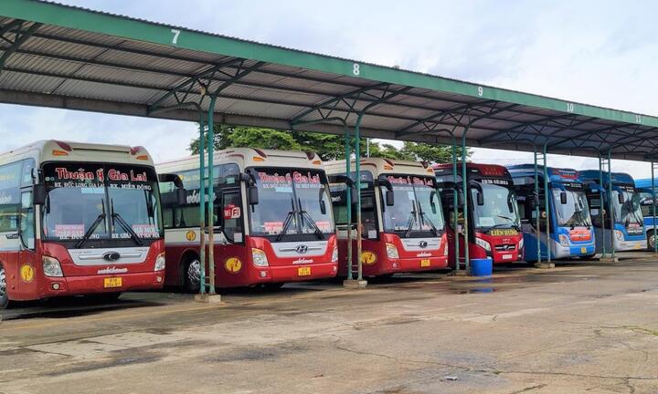 Doanh nghiệp vận tải ở Gia Lai đồng loạt tăng giá vé giữa 'bão' giá xăng dầu