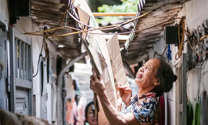 Xóm chạy thận oằn mình chống chọi nắng nóng đỉnh điểm, có điều hòa không dám bật