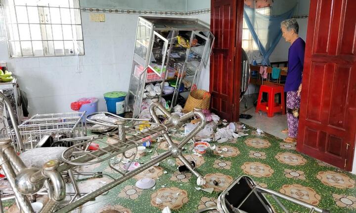 Côn đồ ngang nhiên xông vào nhà đập phá mặc cụ bà 78 tuổi van xin