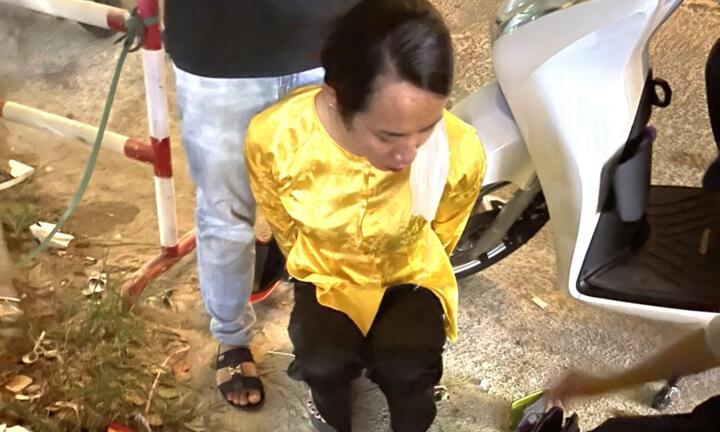 Thanh niên để tóc dài, diện quần áo bà ba đóng giả gái đi buôn ma túy