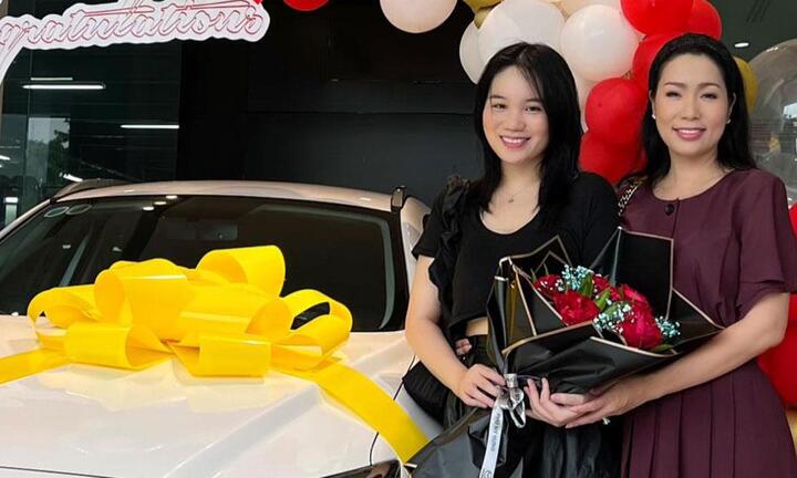 Sao Việt 30/6: Trịnh Kim Chi tặng xe hơi tiền tỷ cho con gái dịp sinh nhật