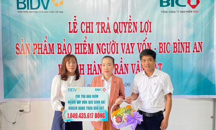 BIC trao hơn 1 tỷ đồng quyền lợi bảo hiểm cho khách hàng vay vốn tại Bến Tre
