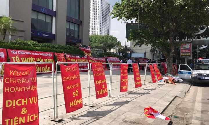 Hà Nội: Cư dân đội nắng, căng băng rôn đòi quyền lợi tại dự án King Palace 