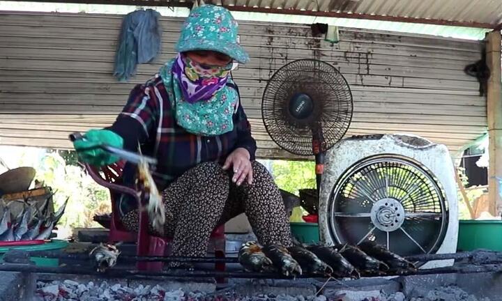 Video: Nướng cá mưu sinh giữa nắng nóng 38 độ C ở Hà Tĩnh