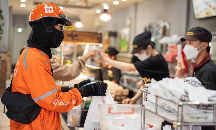 Phí ship tăng cao ngất, chủ quán, khách hàng, shipper ở TP.HCM cùng 'méo mặt'