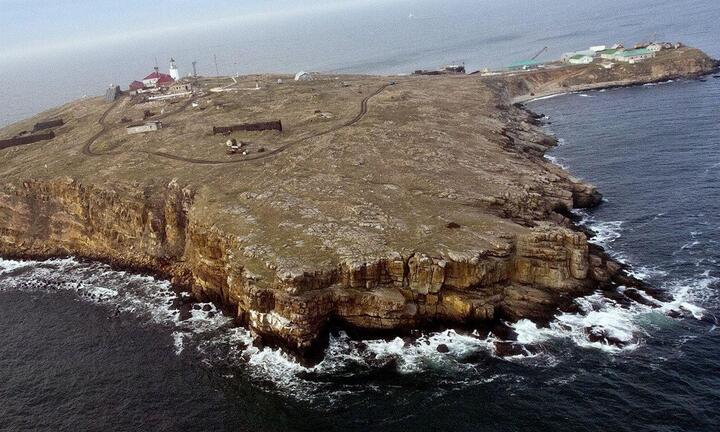 Nga bất ngờ rút khỏi đảo Rắn