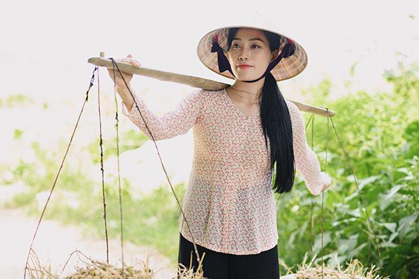 Sao Mai Huyền Trang học sảy thóc, quấy cám lợn để quay MV mới 