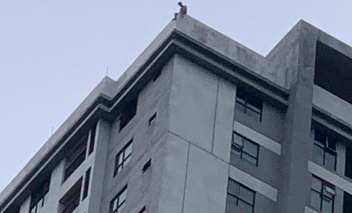 Cứu người đàn ông nằm vắt vẻo trên nóc chung cư 40 tầng định tự tử
