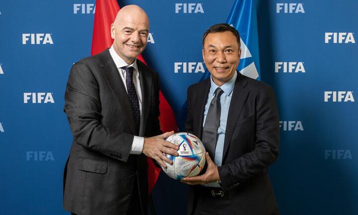Chủ tịch FIFA trao cúp cho đội tuyển vô địch AFF Cup 2022