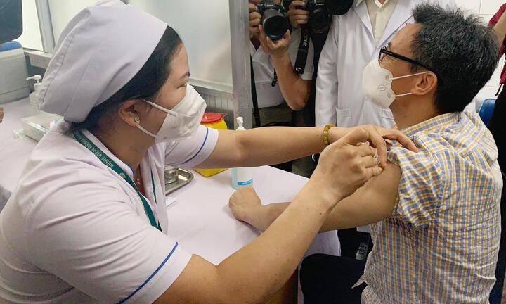 Phó Thủ tướng Vũ Đức Đam tiêm vaccine mũi 4 phòng COVID-19 tại TP.HCM
