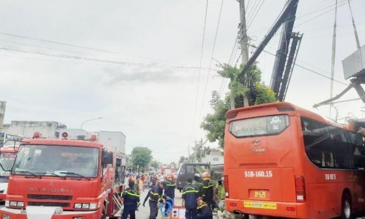 Xe khách lao vào quán cà phê, 5 người thương vong 