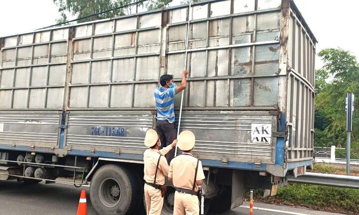 CSGT Đà Nẵng lập chốt, cắt hàng loạt thùng xe tải cơi nới