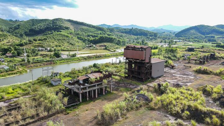 Ảnh: Nhà máy bỏ hoang chứa 80.000 tấn quặng sắt ở Hà Tĩnh