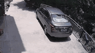 Video: Chai nước làm mát phát nổ, kính chắn gió ô tô vỡ tan tành