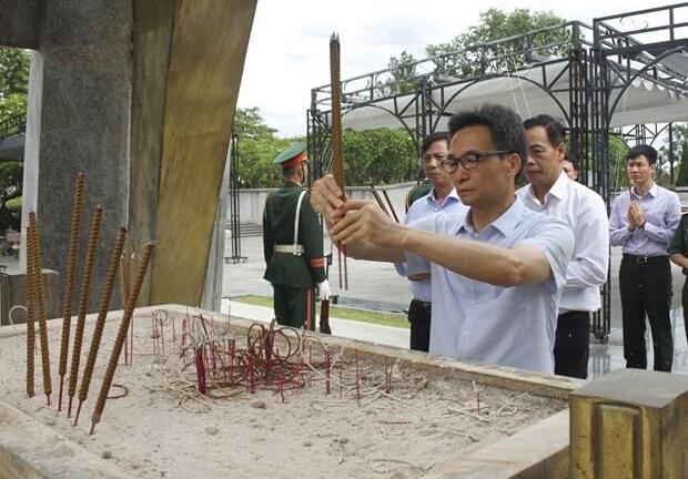 Phó Thủ tướng Vũ Đức Đam tri ân các anh hùng liệt sỹ tại Quảng Trị