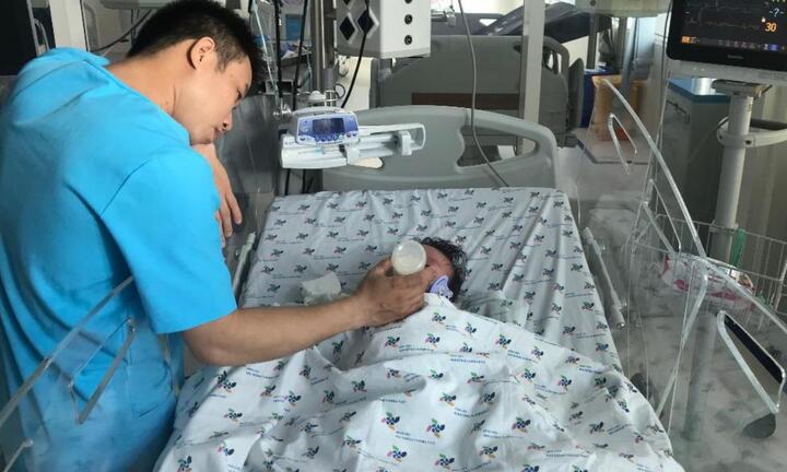 Trẻ bị sốt xuất huyết, cha mẹ tuyệt đối không được làm điều này 