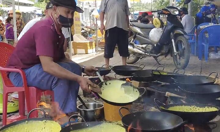 Video: Đội bánh xèo lưu động phục vụ miễn phí ở An Giang