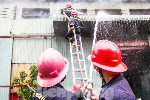 Cháy lớn ở khu công nghiệp tại Bình Định, hàng trăm người tham gia dập lửa
