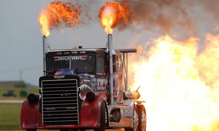 Xe tải gắn động cơ phản lực đua với máy bay, một người thiệt mạng