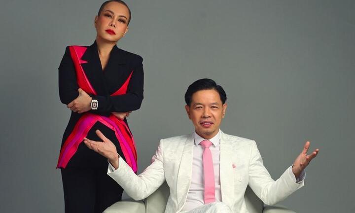 Hôn nhân kín tiếng của 'ông hoàng phòng vé' Thái Hòa với vợ kém 11 tuổi