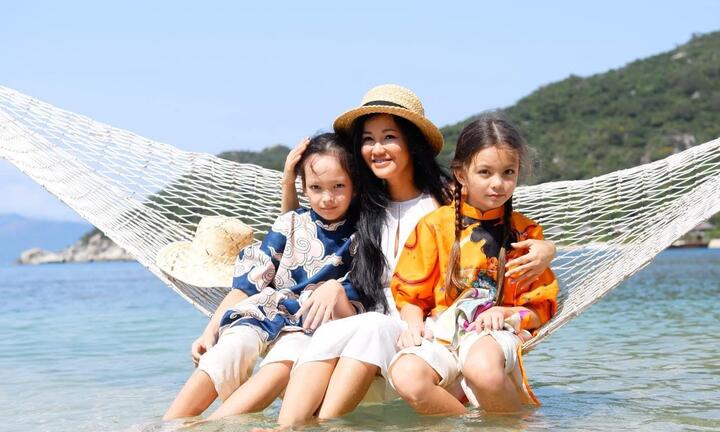 Diva Hồng Nhung khoe hai con gái thường 'thách thức' mẹ bằng 3 thứ tiếng