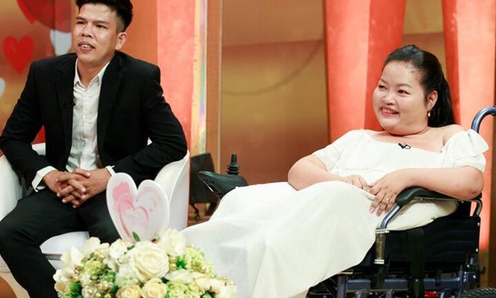 Ngọc Lan khóc như mưa vì chàng trai vất vả mưu sinh chăm sóc vợ bị liệt