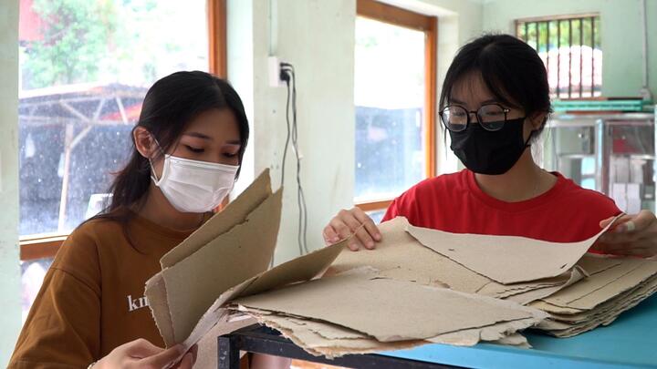 Video: Sinh viên sản xuất giấy từ phân voi trong Thảo Cầm Viên Sài Gòn