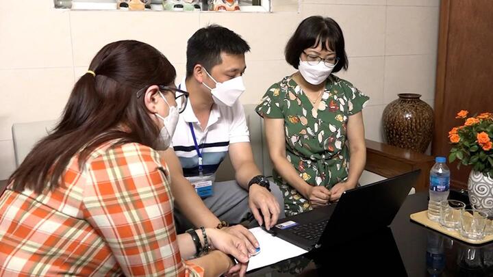 Video: Theo chân đội cơ động hỗ trợ dịch vụ công trực tuyến ở Hà Nội 