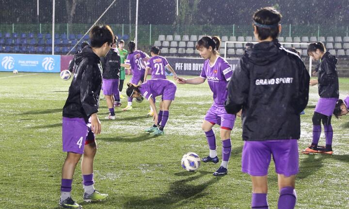 ĐT nữ Việt Nam tập luyện dưới mưa