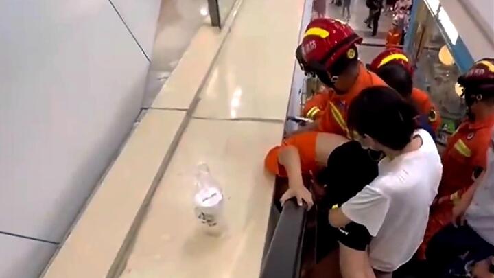 Video: Lính cứu hỏa giải cứu cậu bé bị kẹt đầu khi đi thang cuốn