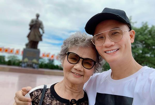 Gây sốt vì song ca với con trai, mẹ Hoàng Bách 'quyền lực' thế nào?