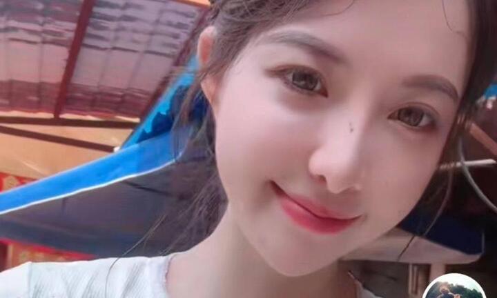 Quá xinh đẹp, cô gái bán cá ở chợ bỗng nổi như cồn trên mạng xã hội