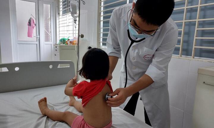 Nhiều trẻ nhập viện do cúm A: Bác sĩ chỉ cách chăm sóc trẻ nhanh khỏi bệnh