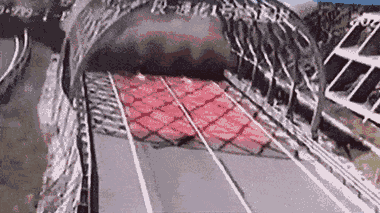 Video: Tránh trận lở đất, ô tô lao ra khỏi đường hầm như phim hành động