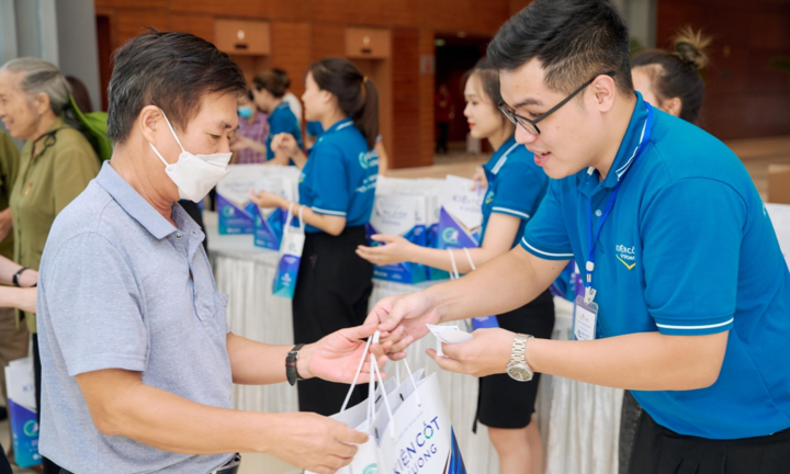 Tặng 100.000 thực phẩm bảo vệ sức khỏe Kiện Cốt Vương cho người bệnh xương khớp