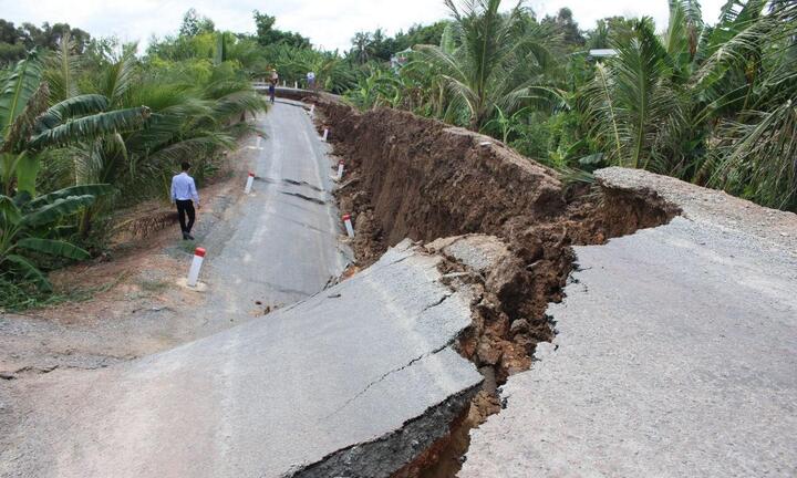Long An: Tuyến đường cặp sông Vàm Cỏ Tây lại sạt lở, mặt đường lún sâu 5m