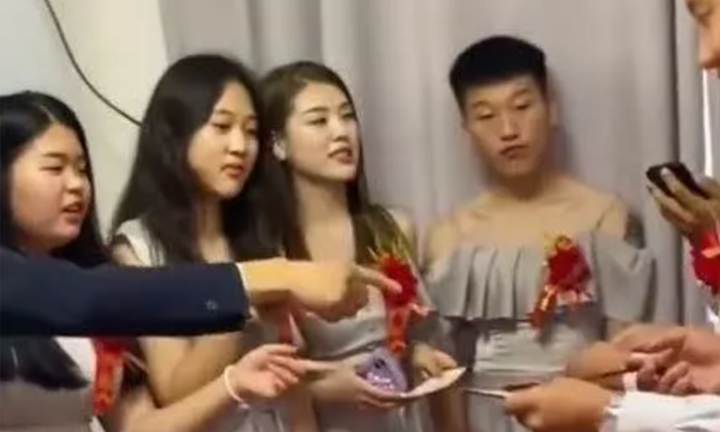 Giữa dàn mỹ nữ, đám cưới bỗng xuất hiện vị phù dâu kỳ lạ và sự thật phía sau 